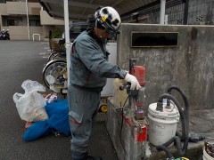 横浜市内集合住宅ゴミ捨て場フェンス撤去新設工事-作業風景1